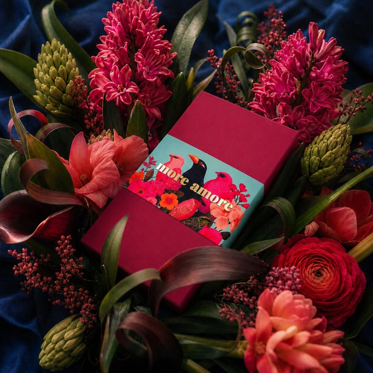 opakowanie ozdobne apaszka jedwabna damska More Amore Gift Box z ozdobną obwolutą prezent dla kobiety.jpg